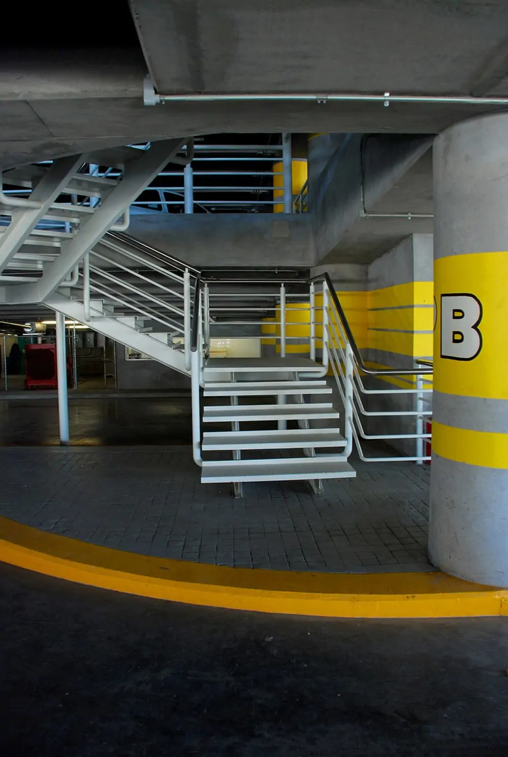 Interior de estacionamiento Soriana Corporativo